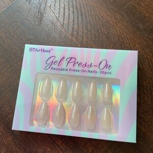 NWT Spring Summer White Pearly Press on Nail Kit, Press On Nails